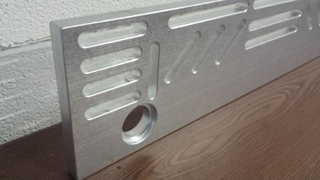 Cylinder head mounting plate for resurfacing machines