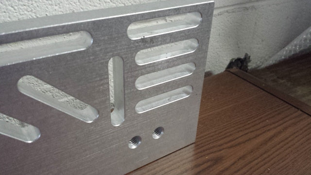 Cylinder head mounting plate for resurfacing machines