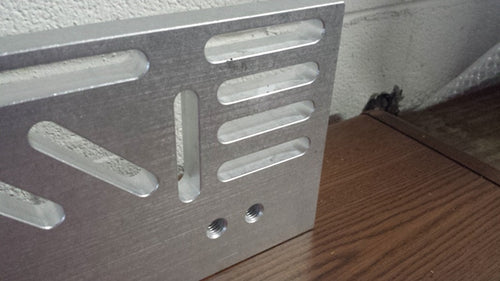 Cylinder head mounting plate for resurfacing machines