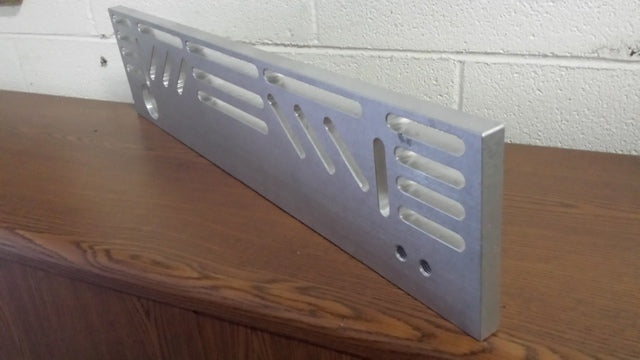 Cylinder head mounting plate for resurfacing machines