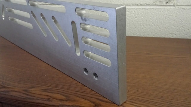 Cylinder head mounting plate for resurfacing machines