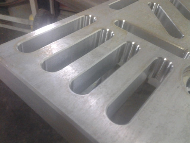 Cylinder head mounting plate for resurfacing machines