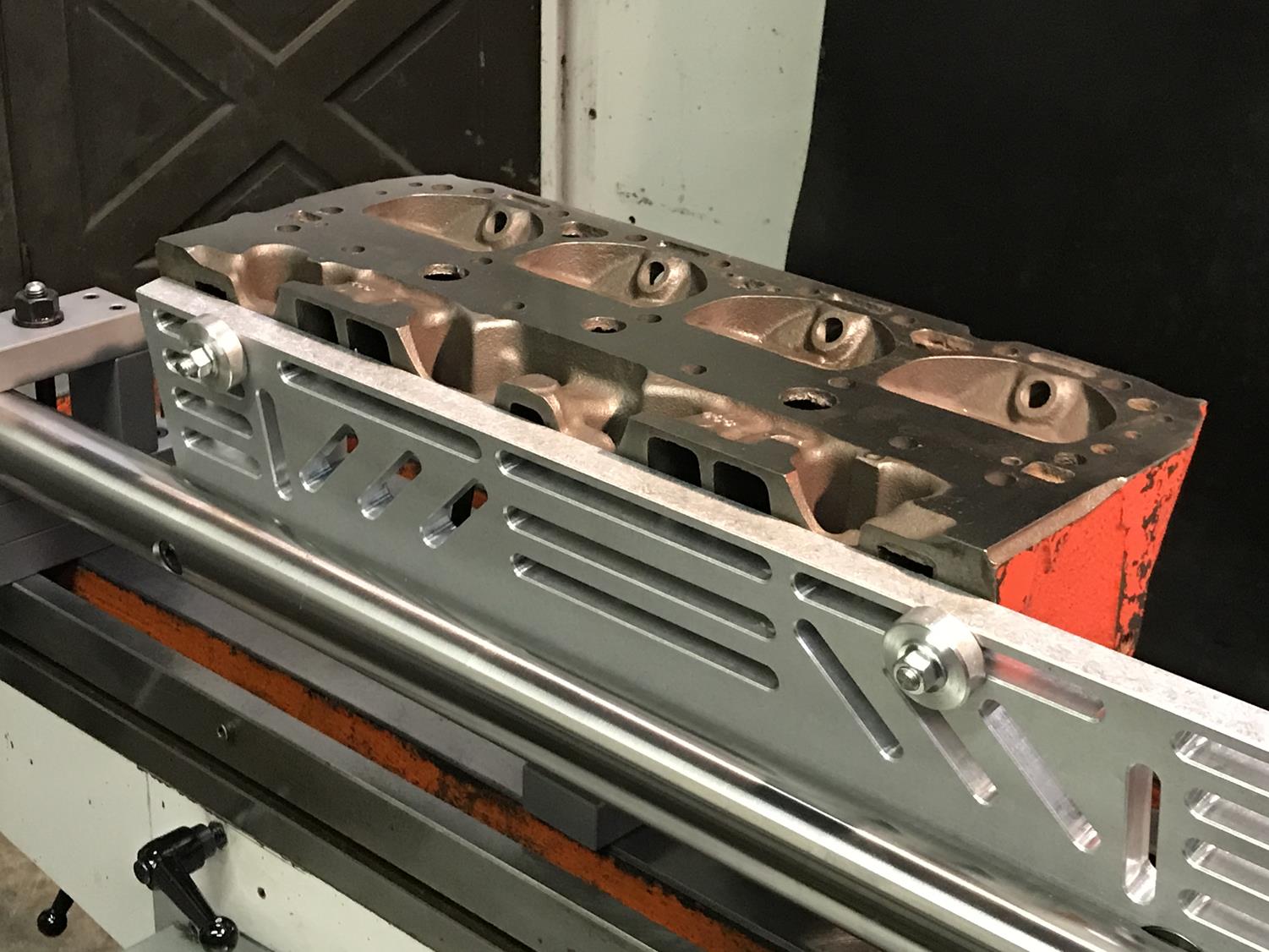 Cylinder head mounting plate for resurfacing machines