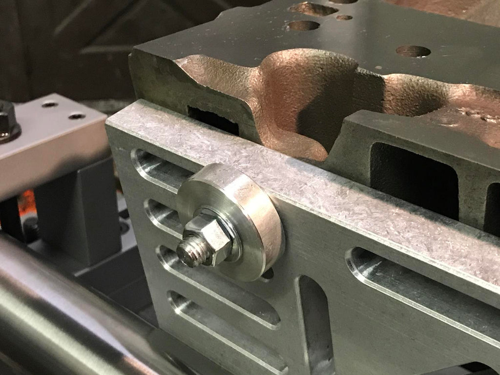 Cylinder head mounting plate for resurfacing machines